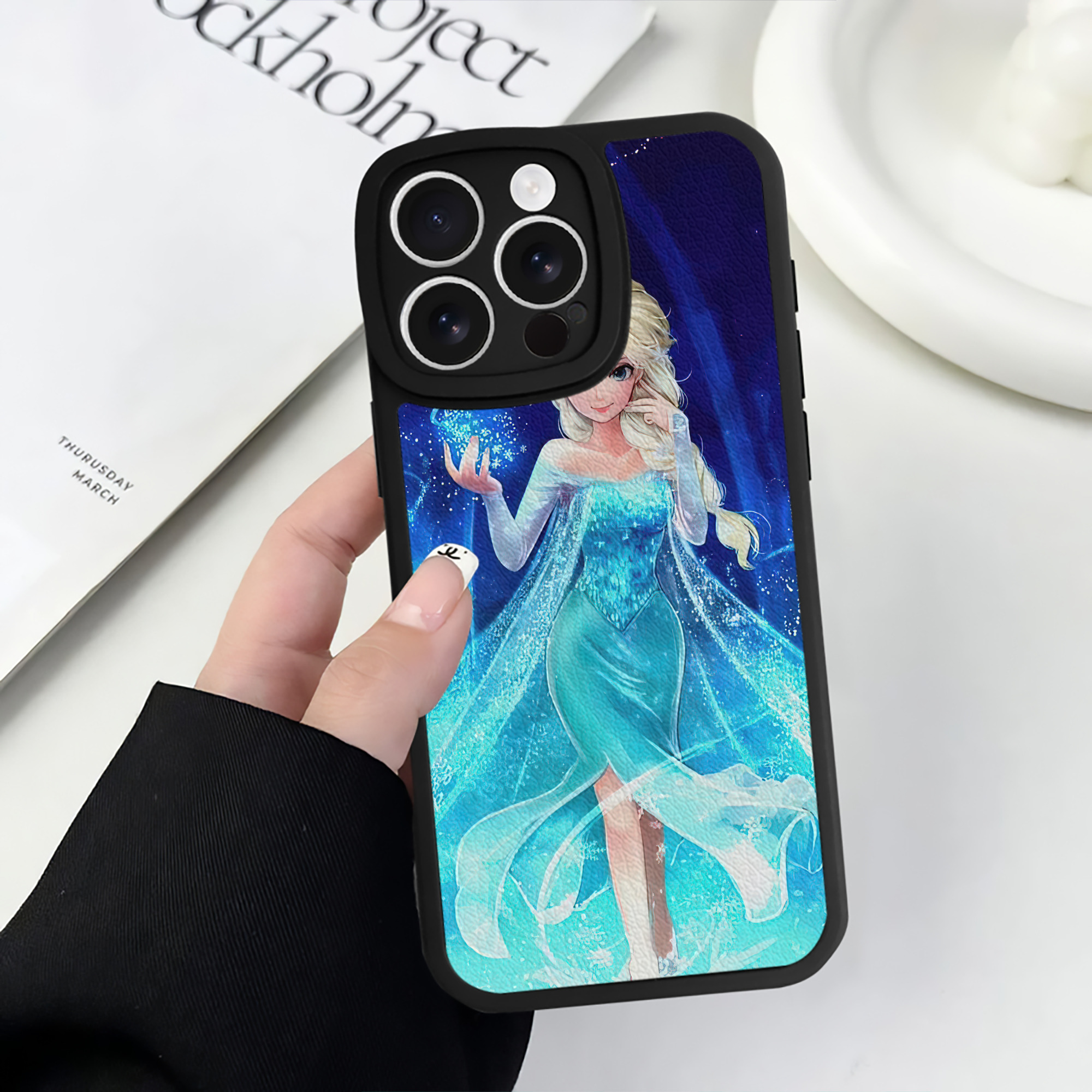 （画像用） アナと雪の女王 アンナ エルサ Frozen Anna Elsa 【iPhone 16シリーズ対応】シリコンスマホケース（レザー調） 材質：シリコン